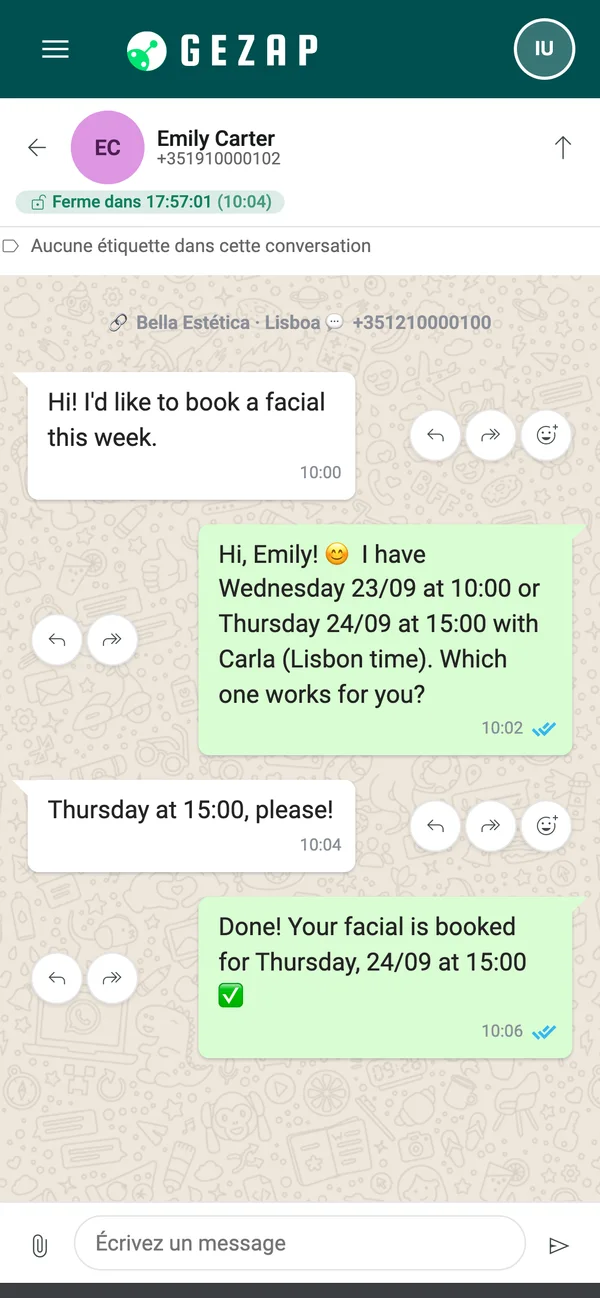 Téléphone affichant la même conversation dans une autre langue, avec la réceptionniste répondant dans la langue de chaque cliente