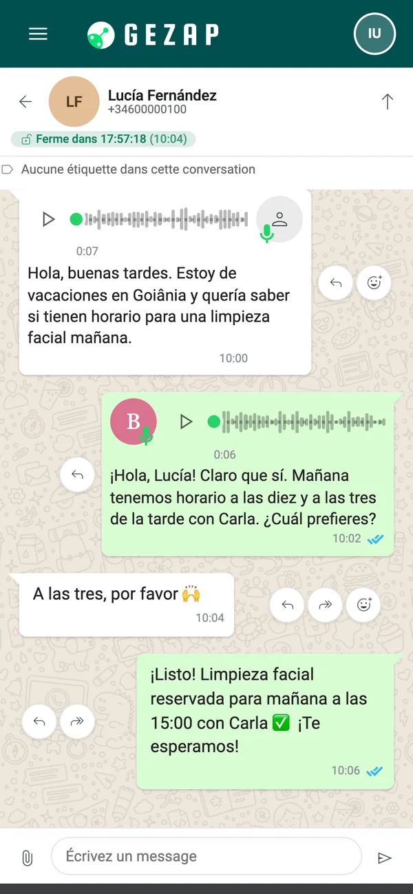 Téléphone affichant une conversation en espagnol : la cliente envoie un message vocal, la réceptionniste IA répond par message vocal et les deux messages apparaissent transcrits