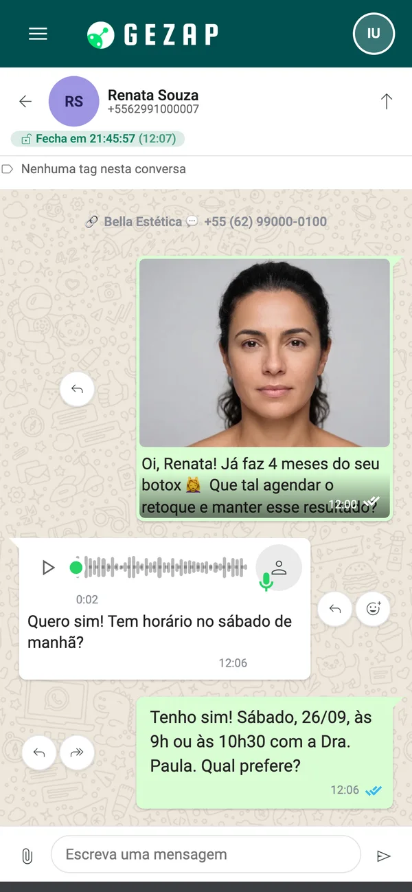 Celular com a conversa em que a cliente recebe a campanha com foto, responde por áudio e a secretária com IA agenda o horário