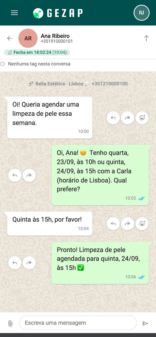 Celular com a conversa em que a cliente escreve no idioma dela e a secretária com IA responde e agenda no mesmo idioma